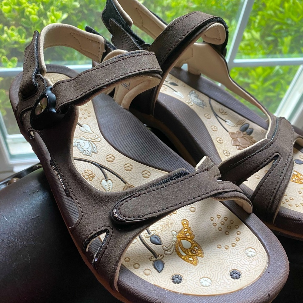 Gold Pigeon 9179W Signature SNAP LOCK Sandals size EU37 (6.5-7 US) rarel…